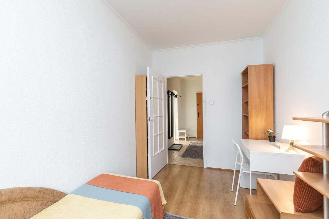 Room, Pirenejska 20 Cozy Rooms Warsaw Exterior photo