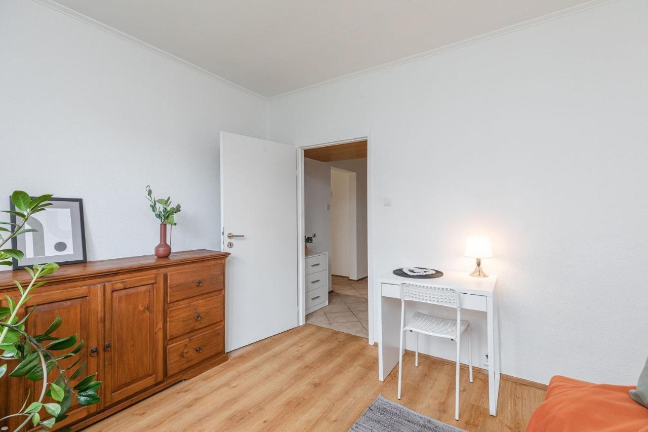 Room, Pirenejska 20 Cozy Rooms Warsaw Exterior photo